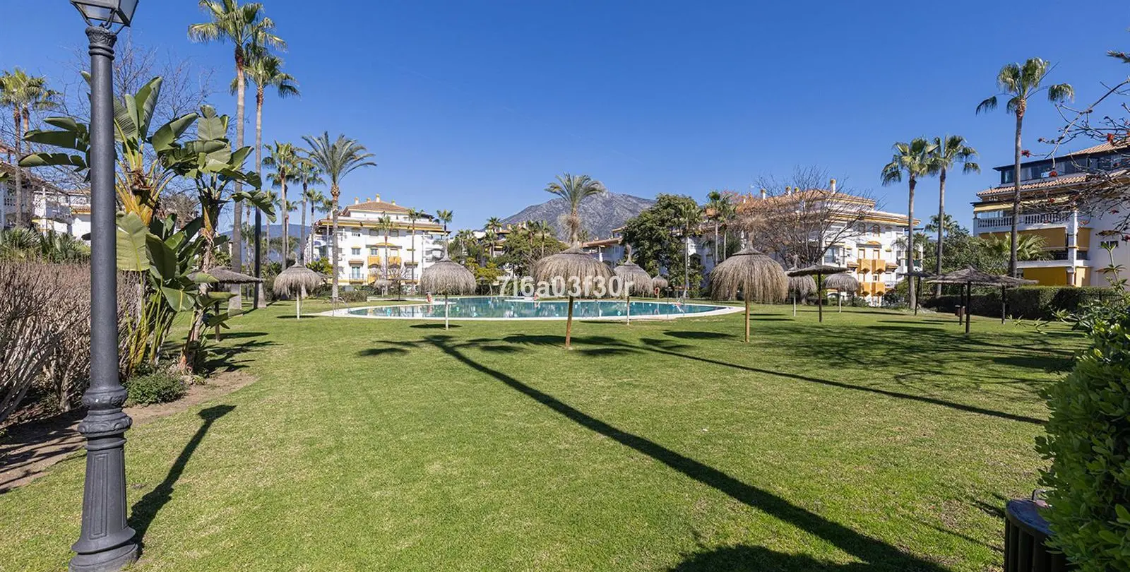 Sale of middle floor apartment in Puerto Banús 45