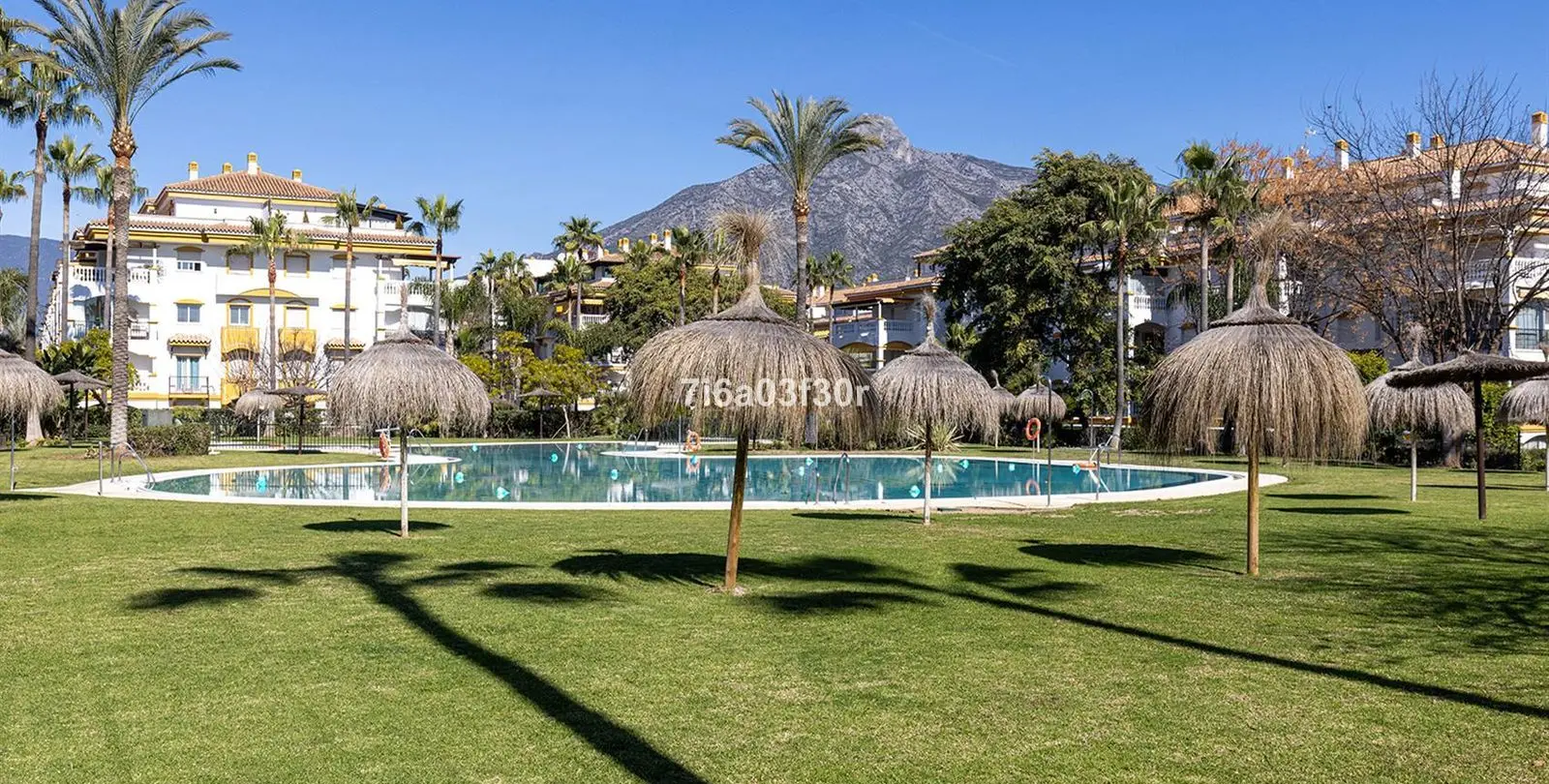 Sale of middle floor apartment in Puerto Banús 46