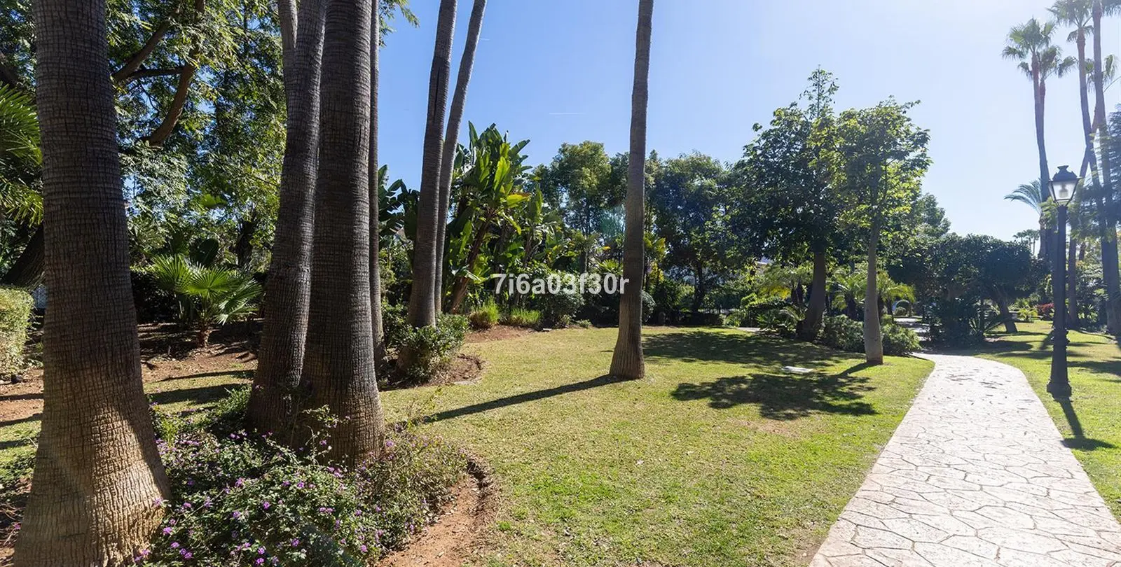 Sale of middle floor apartment in Puerto Banús 47