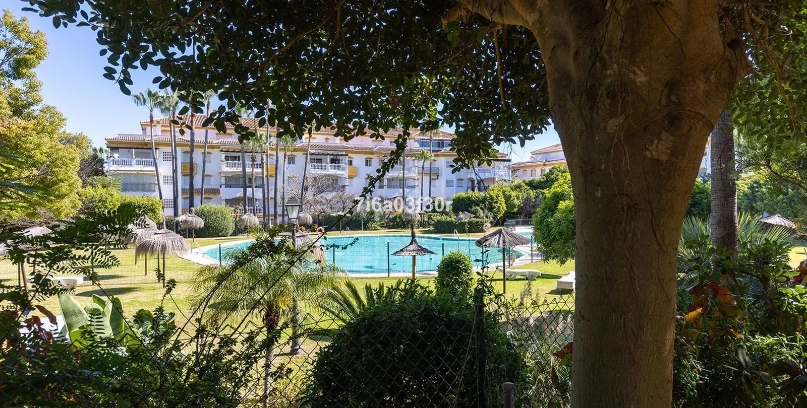 Sale of middle floor apartment in Puerto Banús 48