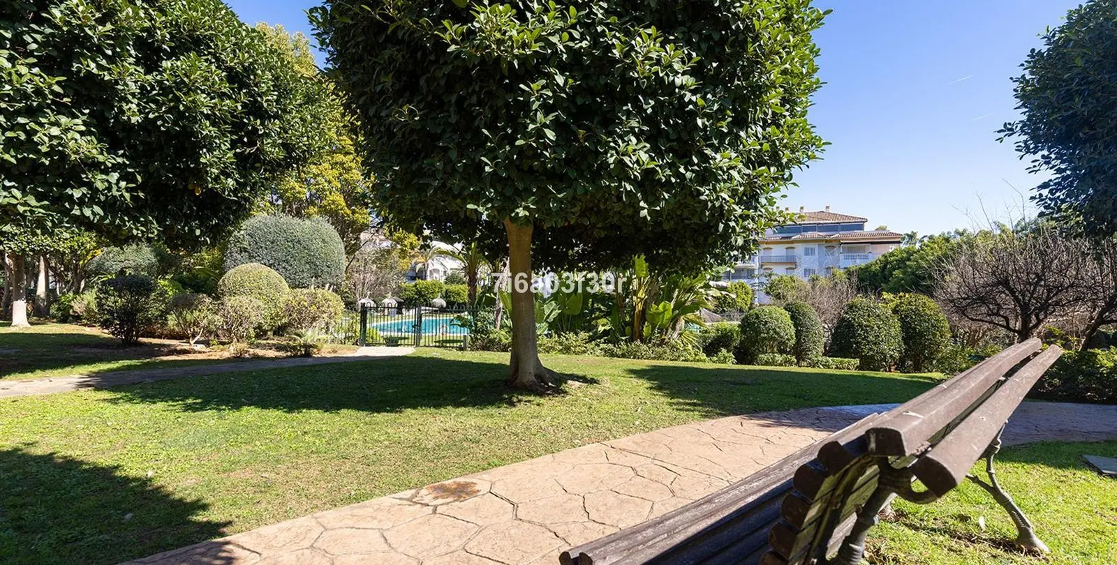 Sale of middle floor apartment in Puerto Banús 49