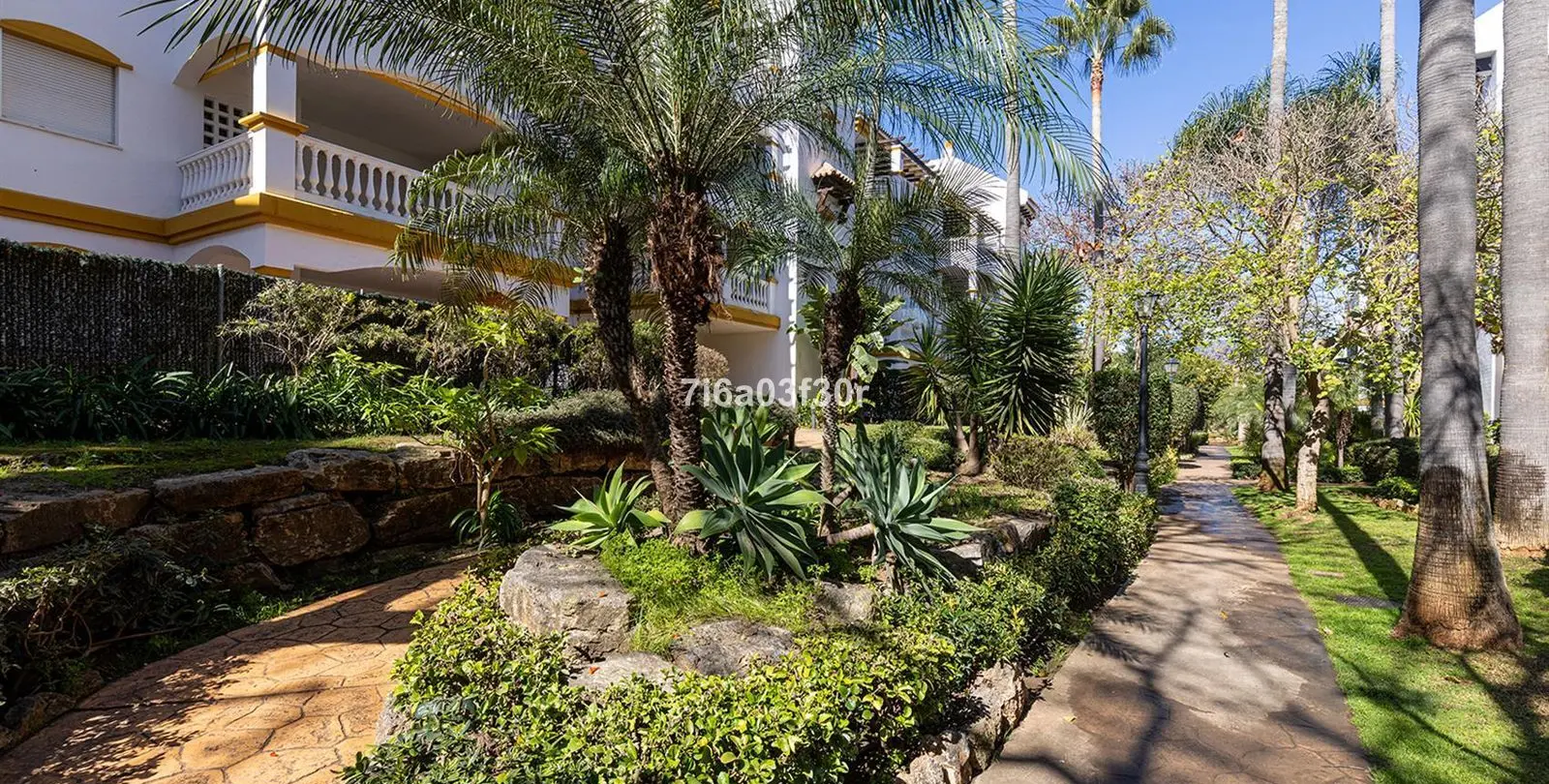 Sale of middle floor apartment in Puerto Banús 50