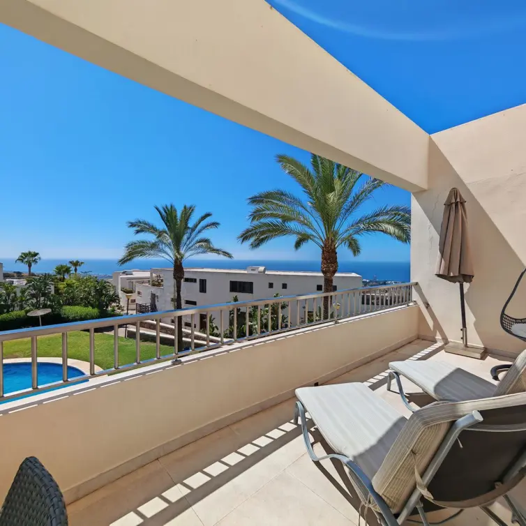 Sale of middle floor apartment in Altos de los Monteros