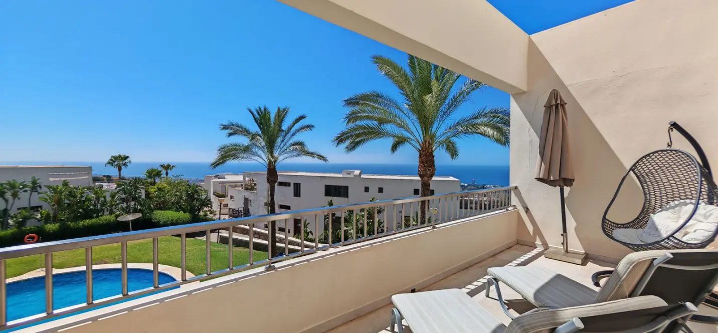 Sale of middle floor apartment in Altos de los Monteros 0