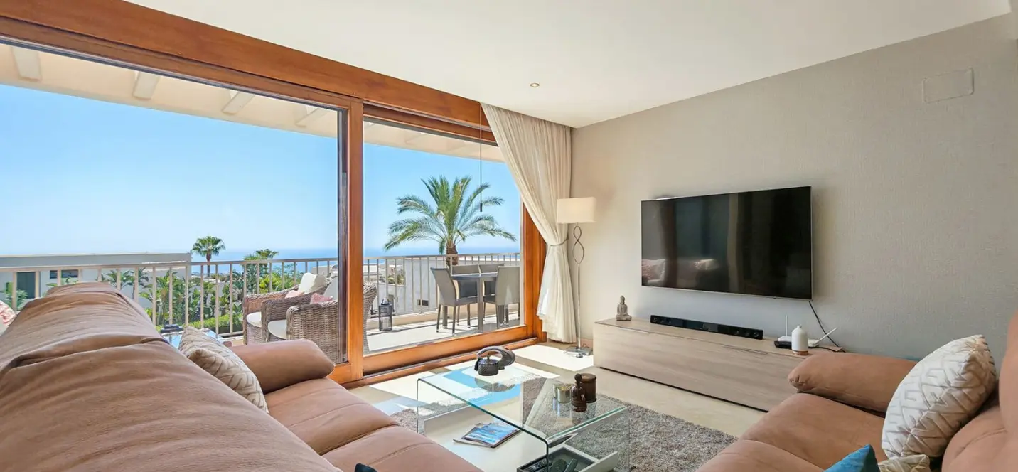 Sale of middle floor apartment in Altos de los Monteros 1