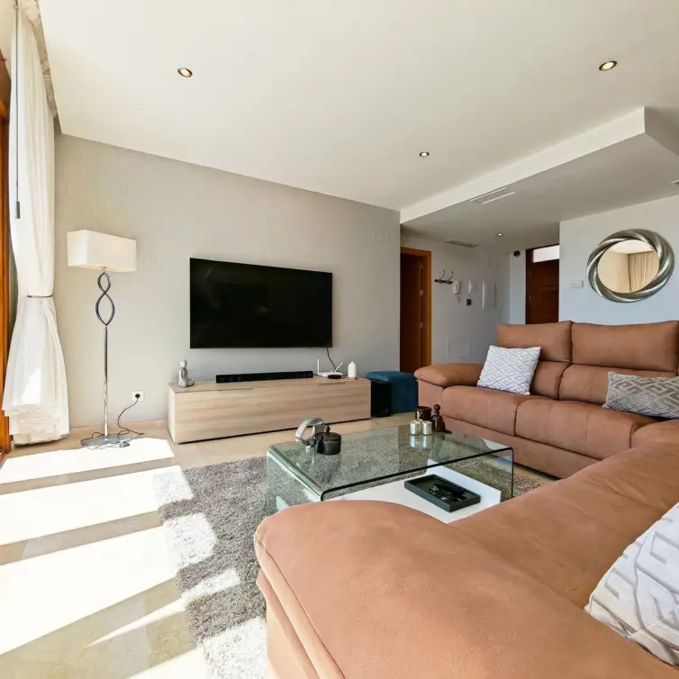Sale of middle floor apartment in Altos de los Monteros