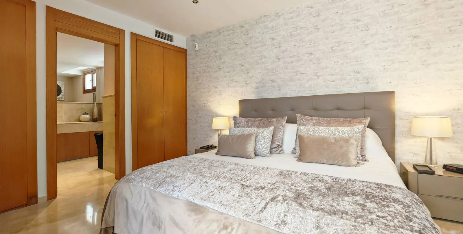 Продажа апартаментов на среднем этаже в Altos de los Monteros 9