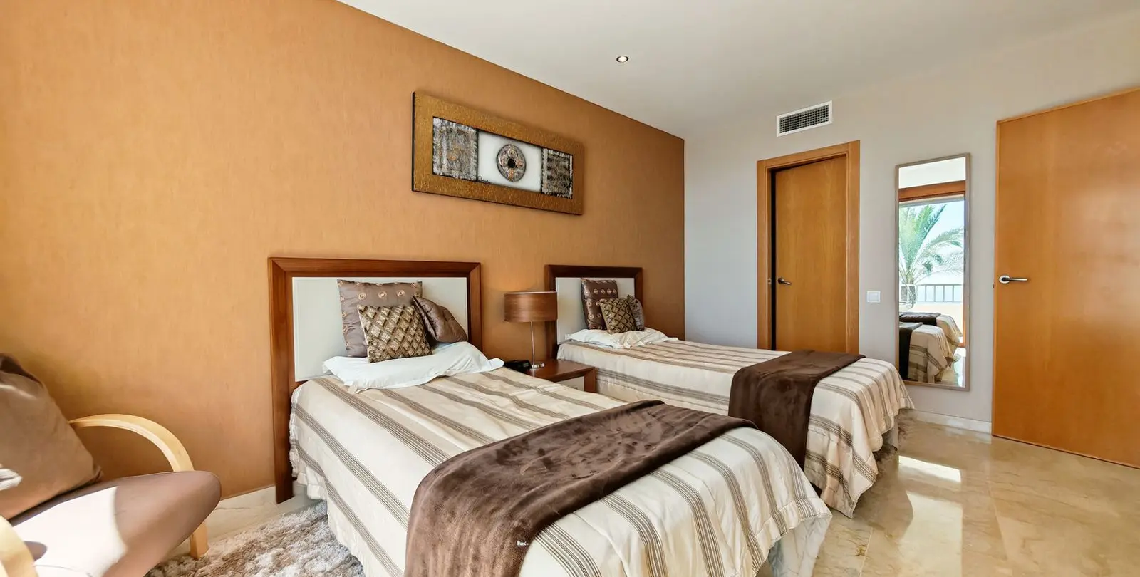 Продажа апартаментов на среднем этаже в Altos de los Monteros 12