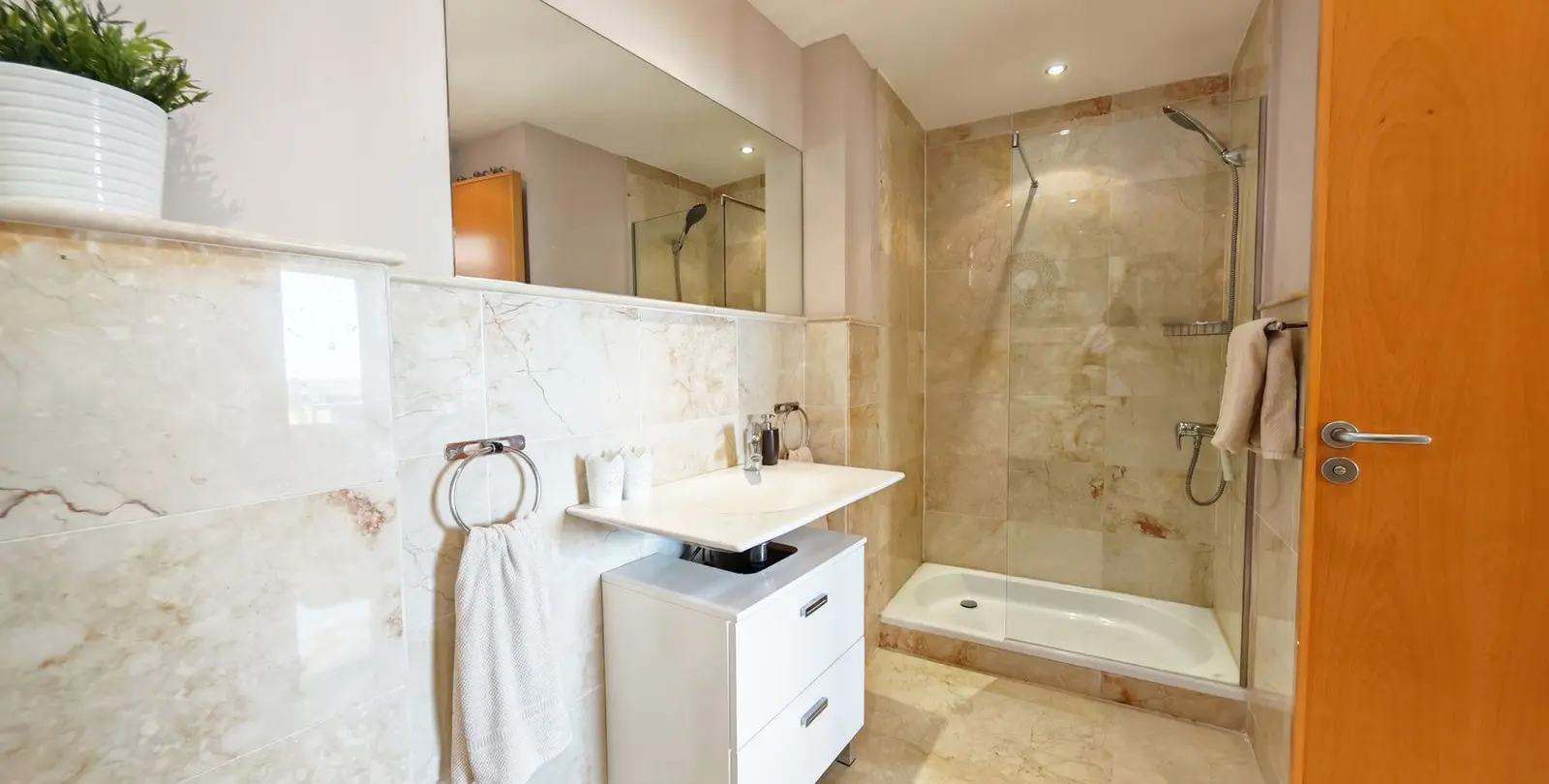 Продажа апартаментов на среднем этаже в Altos de los Monteros 14
