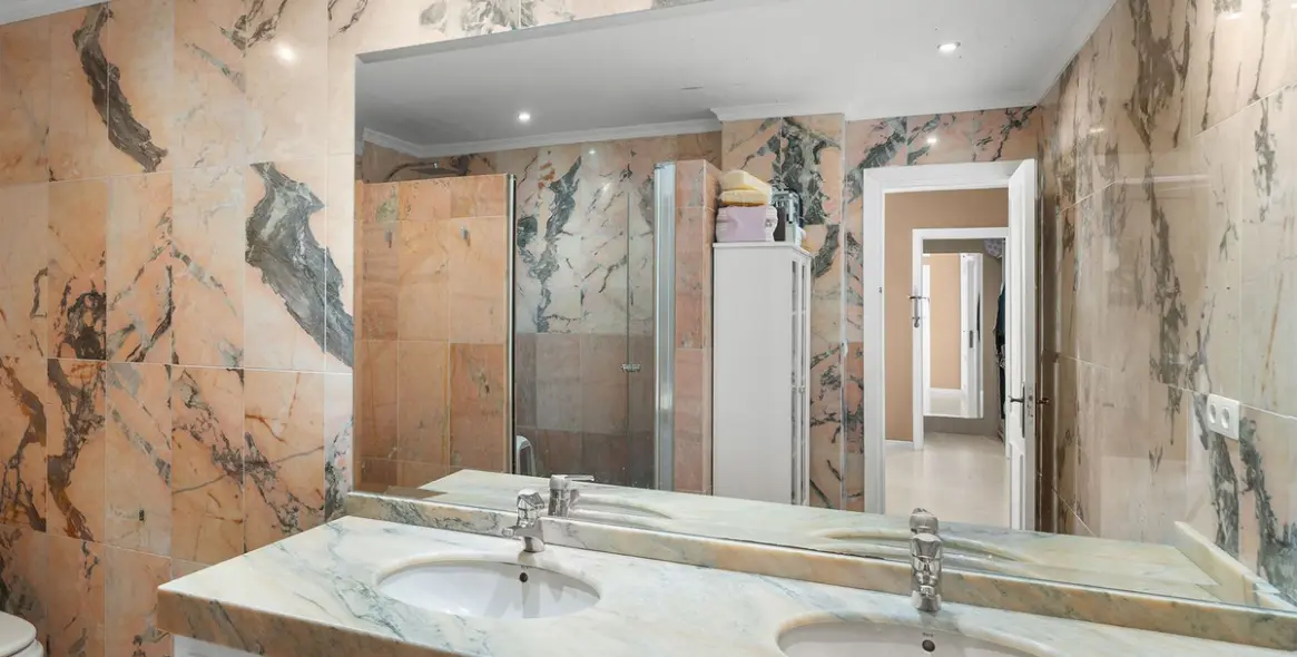 Sale of ground floor apartment in Nueva Andalucía 14