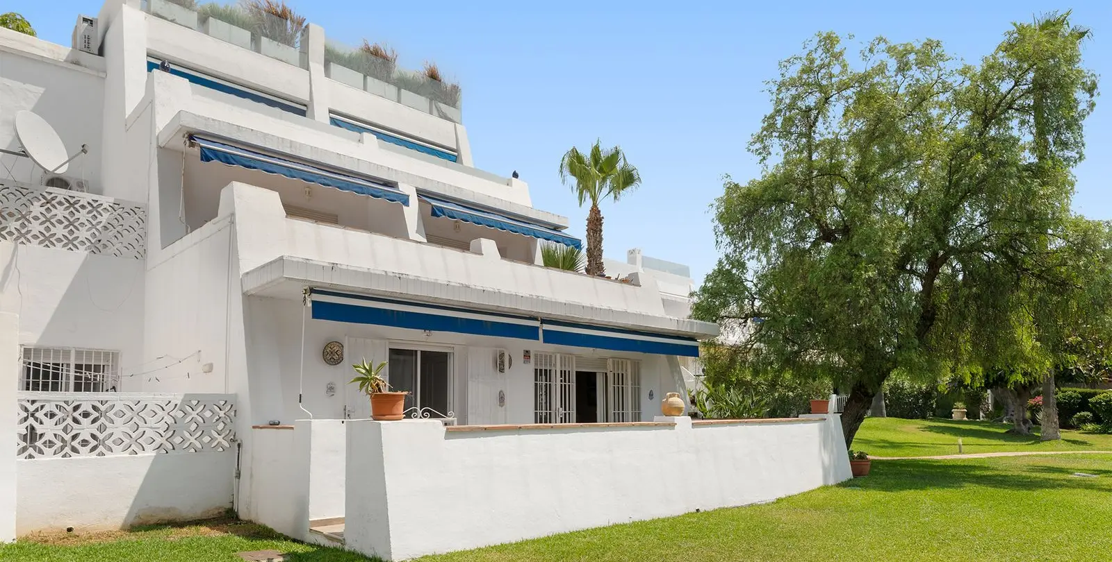 Sale of ground floor apartment in Nueva Andalucía 2