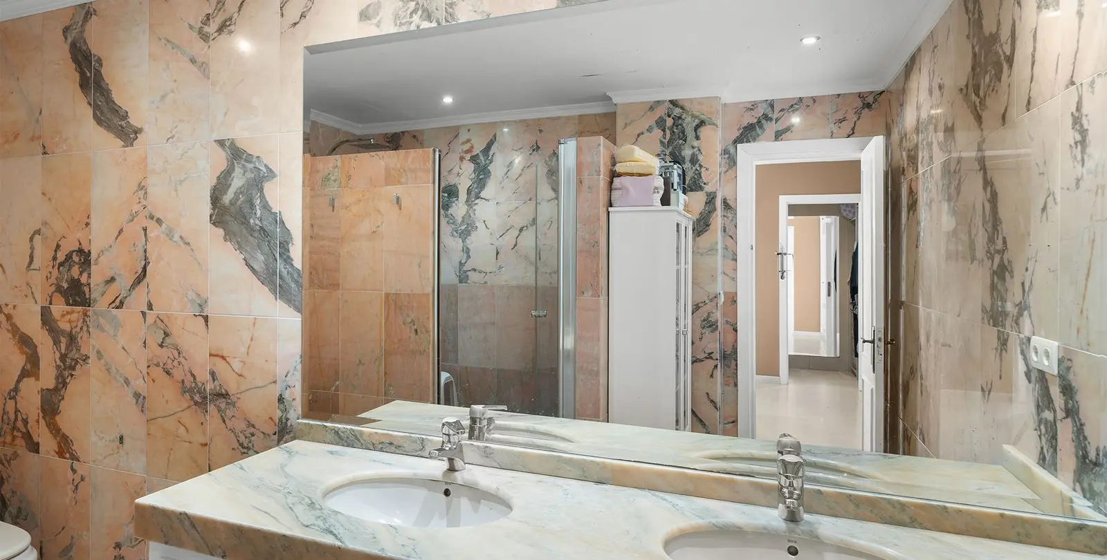 Sale of ground floor apartment in Nueva Andalucía 14