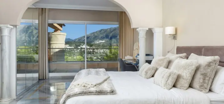 Venta de ático dúplex en Nueva Andalucía 2