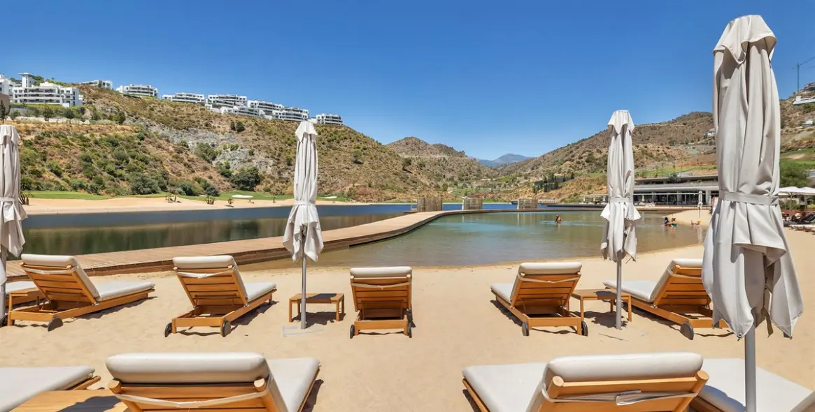Short-term rent of middle floor apartment in La Quinta 83