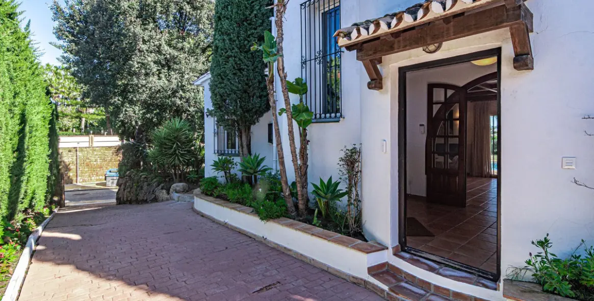Alquiler a largo plazo de villa independiente en New Golden Mile 35