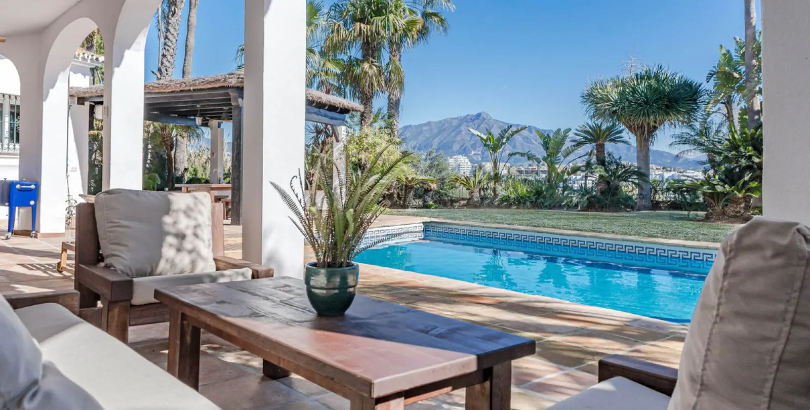 Long-term rent of detached villa in New Golden Mile 8