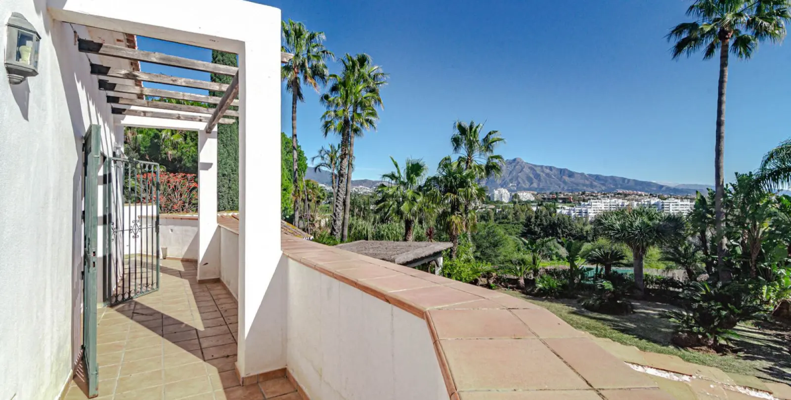 Long-term rent of detached villa in New Golden Mile 25