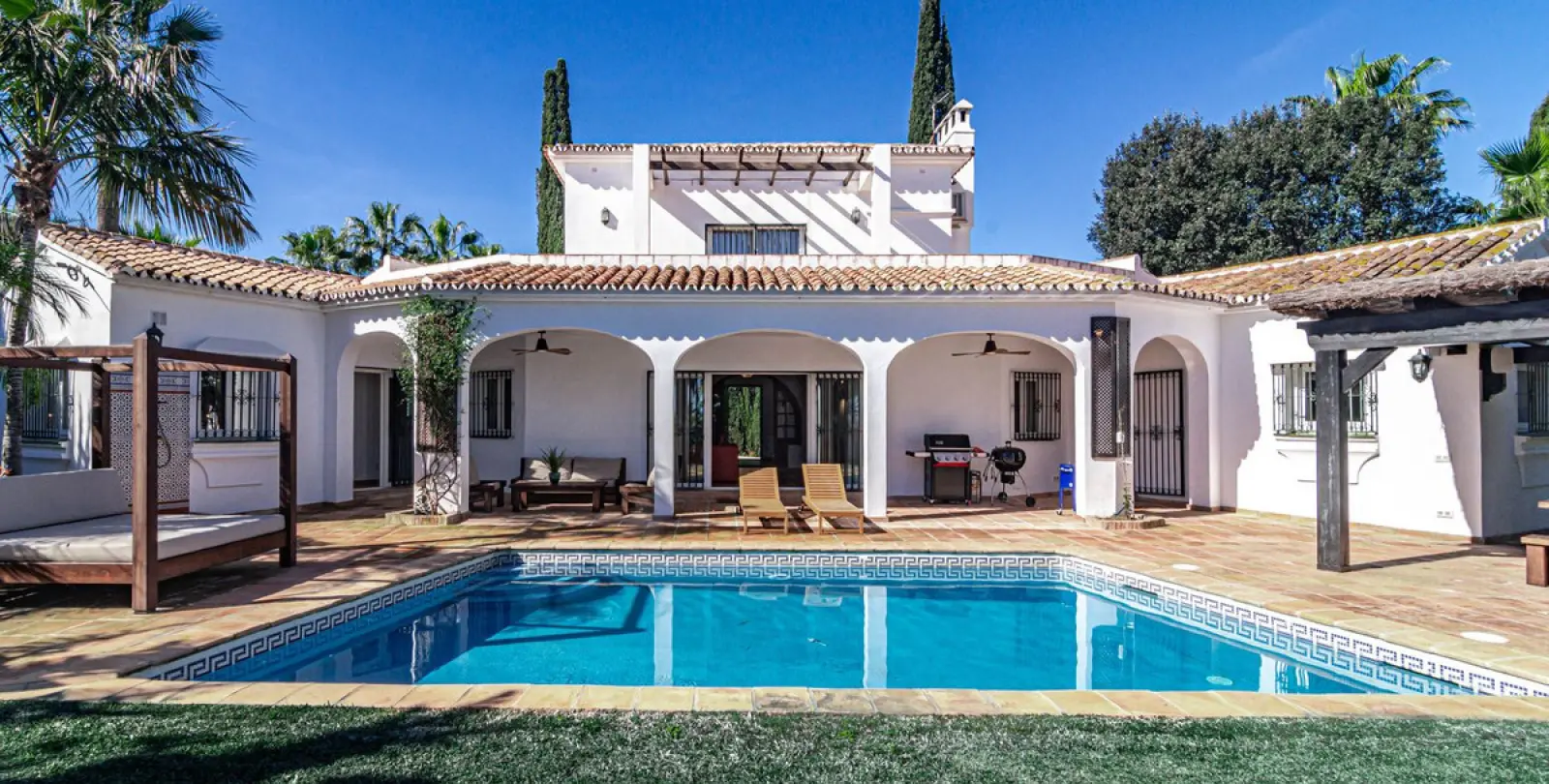 Long-term rent of detached villa in New Golden Mile 29