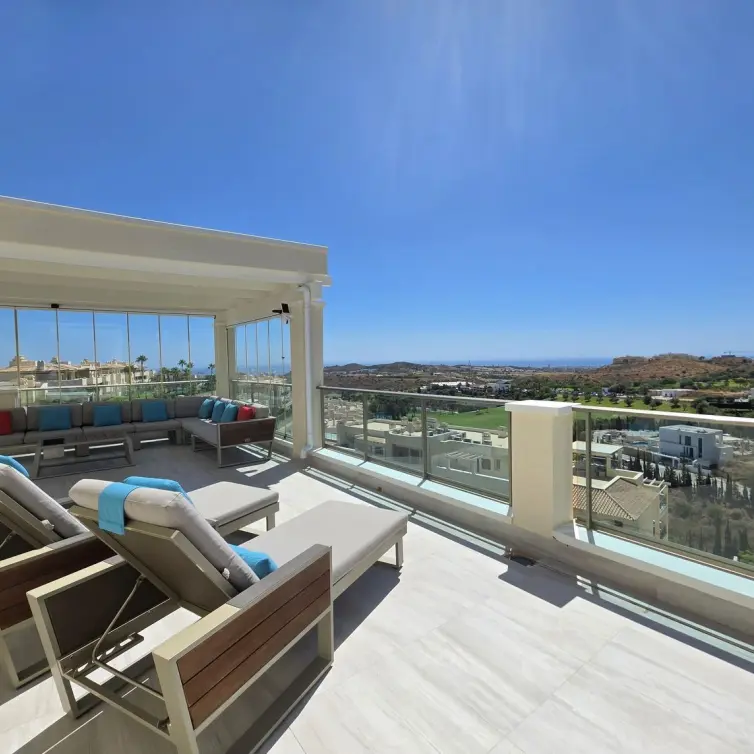 Sale of penthouse in Cerros del Aguila