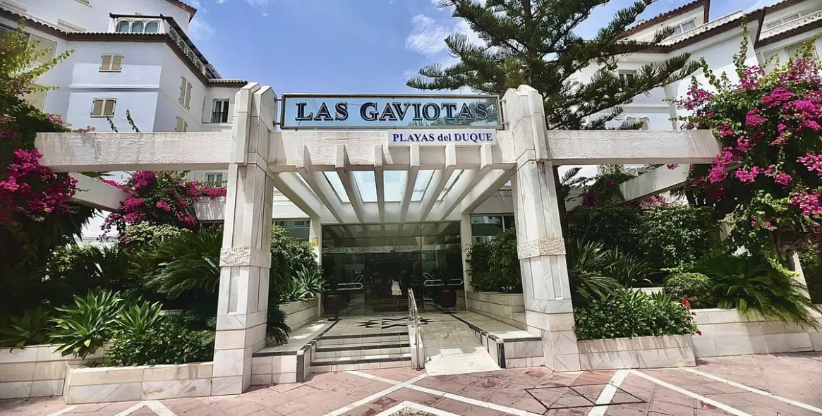 Alquiler a largo plazo de apartamento en planta media en Puerto Banús 1