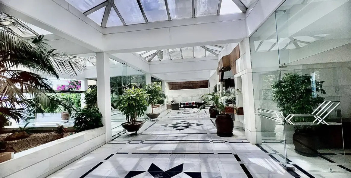 Alquiler a largo plazo de apartamento en planta media en Puerto Banús 2