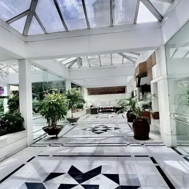 Alquiler a largo plazo de apartamento en planta media en Puerto Banús