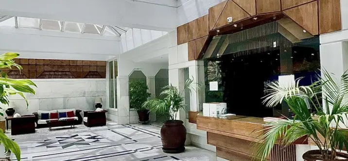 Alquiler a largo plazo de apartamento en planta media en Puerto Banús 2