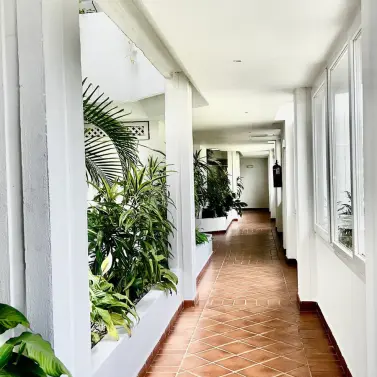 Alquiler a largo plazo de apartamento en planta media en Puerto Banús