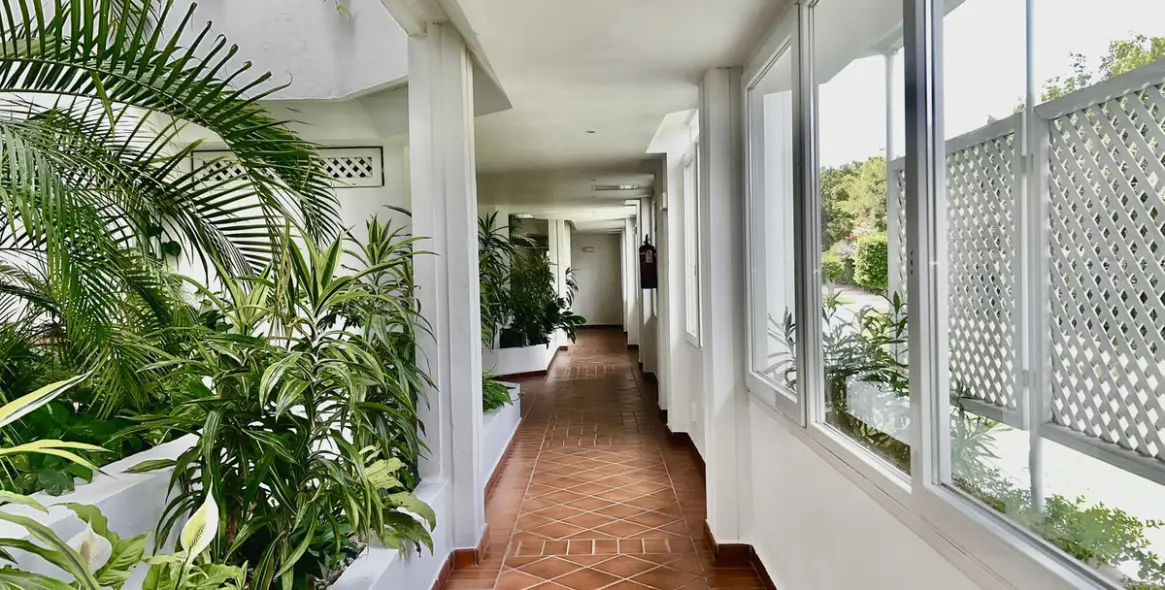 Alquiler a largo plazo de apartamento en planta media en Puerto Banús 6