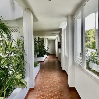 Alquiler a largo plazo de apartamento en planta media en Puerto Banús