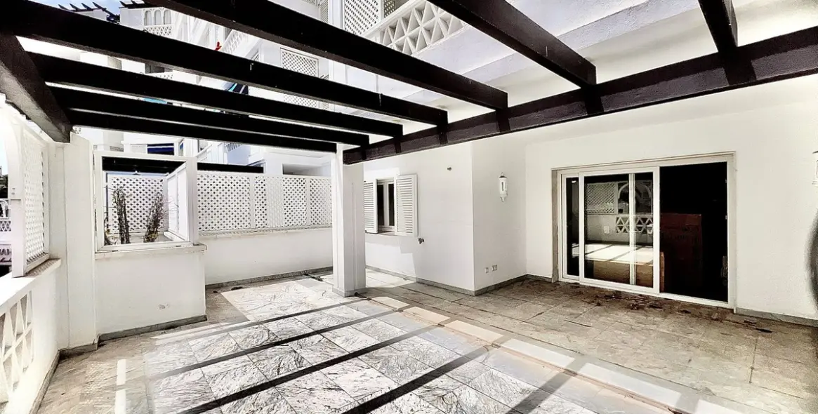 Alquiler a largo plazo de apartamento en planta media en Puerto Banús 9