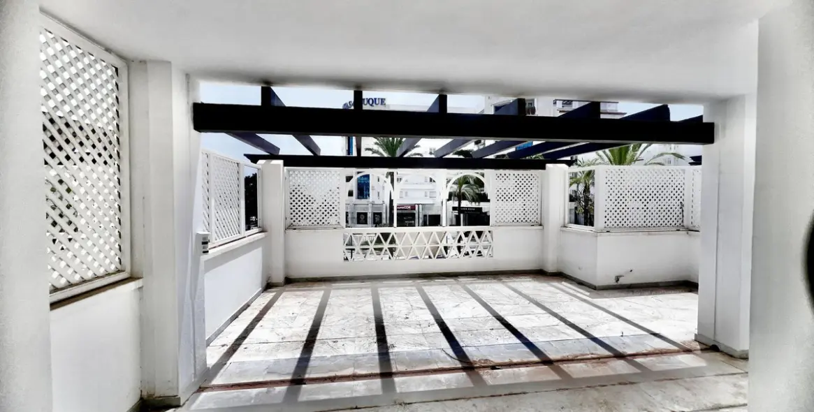 Alquiler a largo plazo de apartamento en planta media en Puerto Banús 10