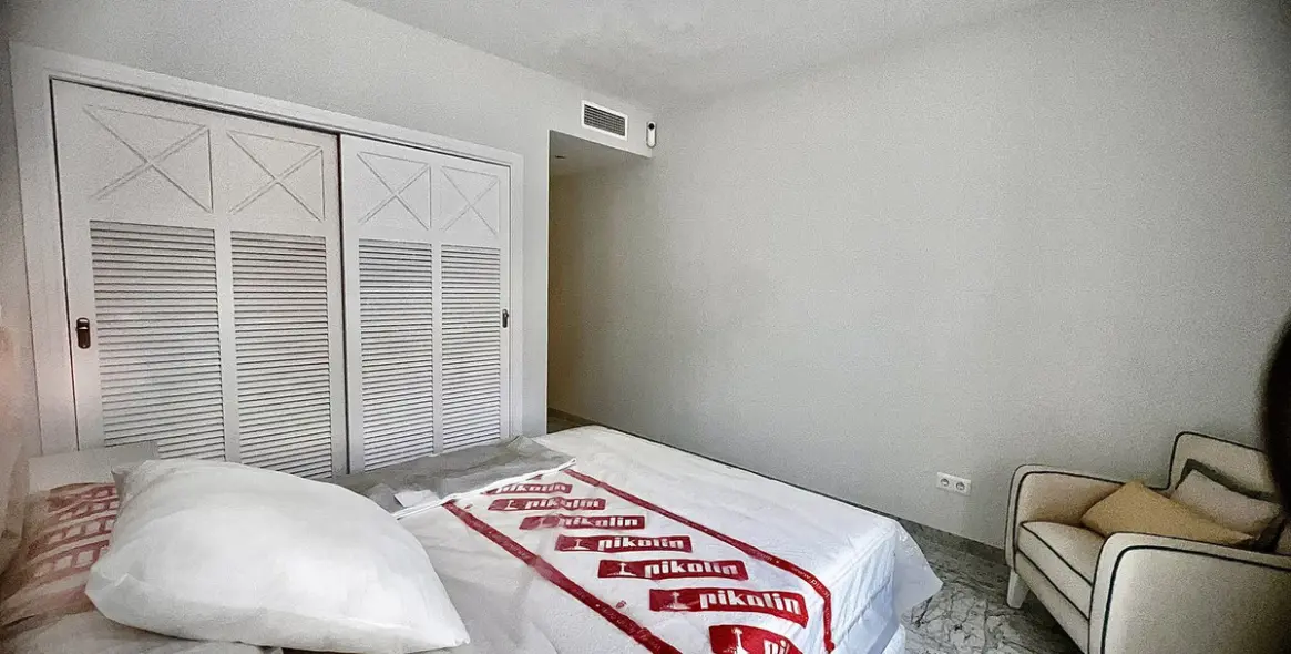 Alquiler a largo plazo de apartamento en planta media en Puerto Banús 12