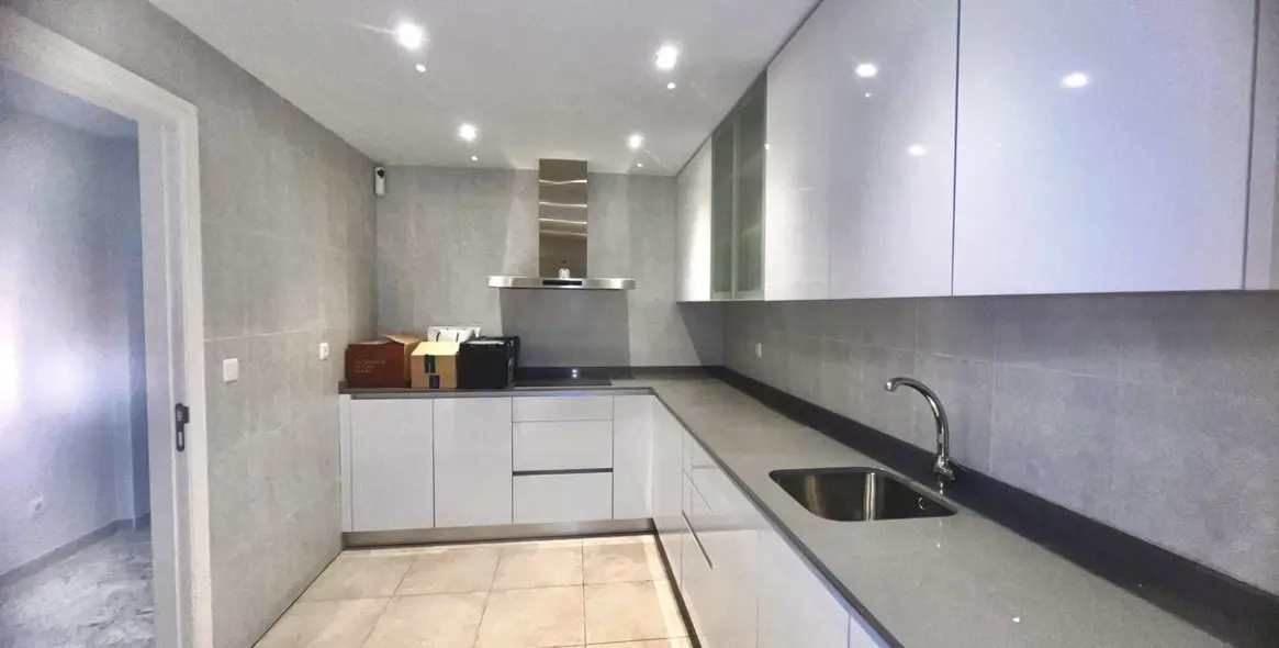 Alquiler a largo plazo de apartamento en planta media en Puerto Banús 14