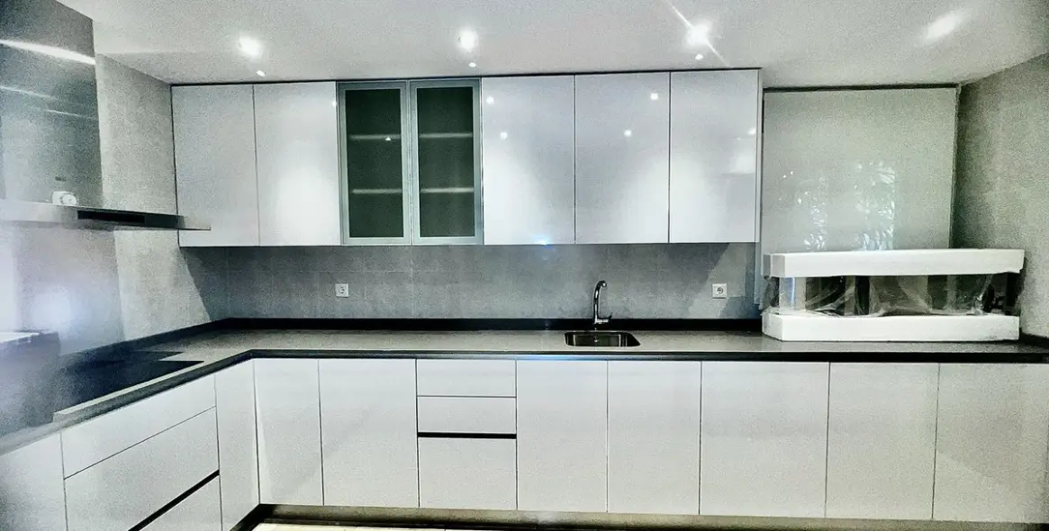 Alquiler a largo plazo de apartamento en planta media en Puerto Banús 15