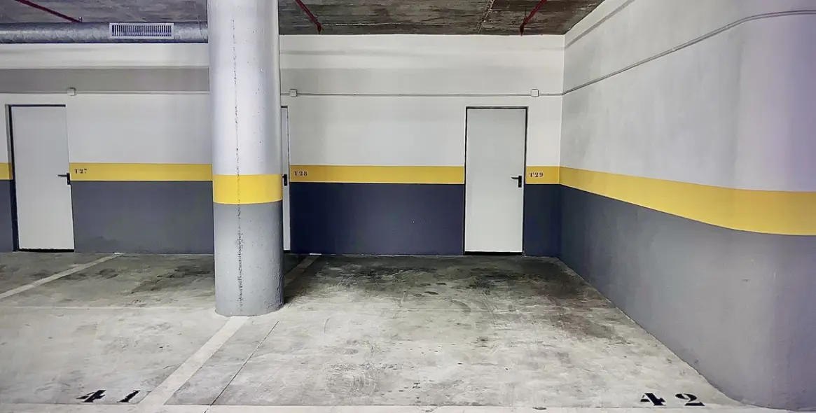 Alquiler a largo plazo de apartamento en planta media en Puerto Banús 18