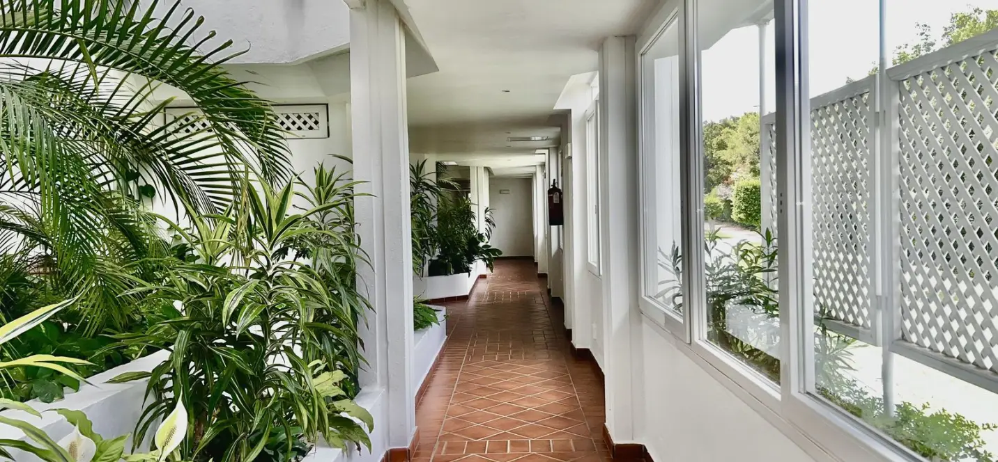 Long-term rent of middle floor apartment in Puerto Banús 2