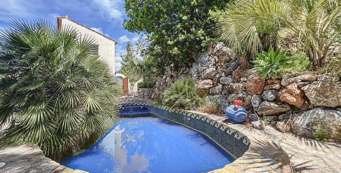 Venta de villa independiente en Sayalonga 2