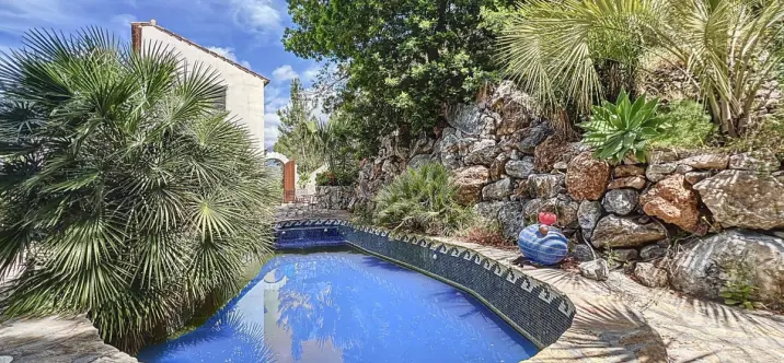 Venta de villa independiente en Sayalonga 1