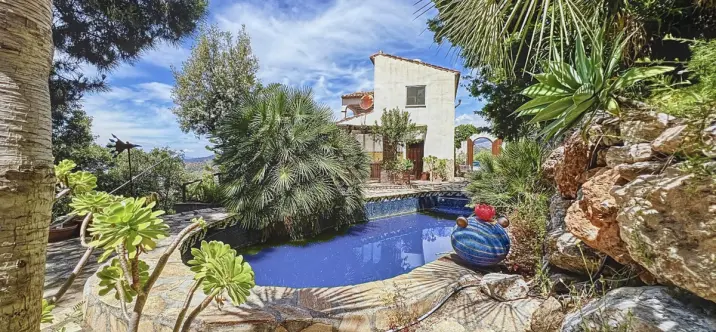 Venta de villa independiente en Sayalonga 2