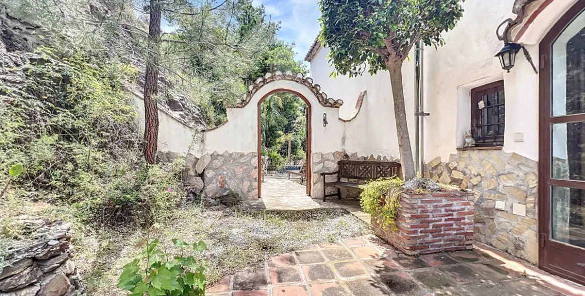 Venta de villa independiente en Sayalonga 36