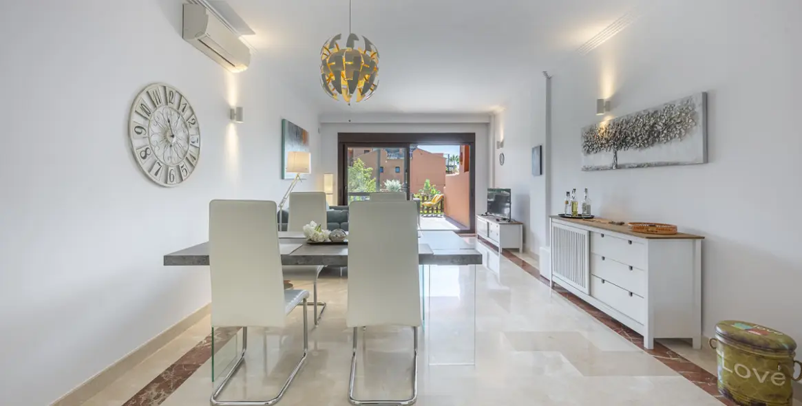 Sale of ground floor apartment in Estepona 11