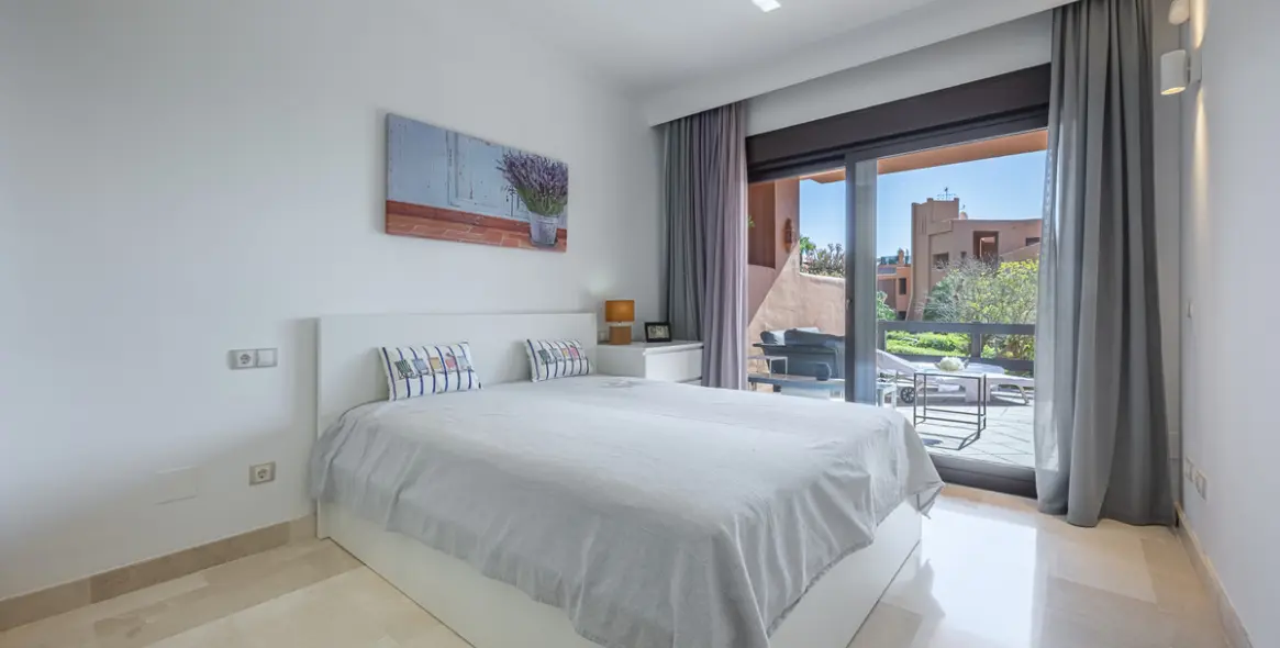 Sale of ground floor apartment in Estepona 21