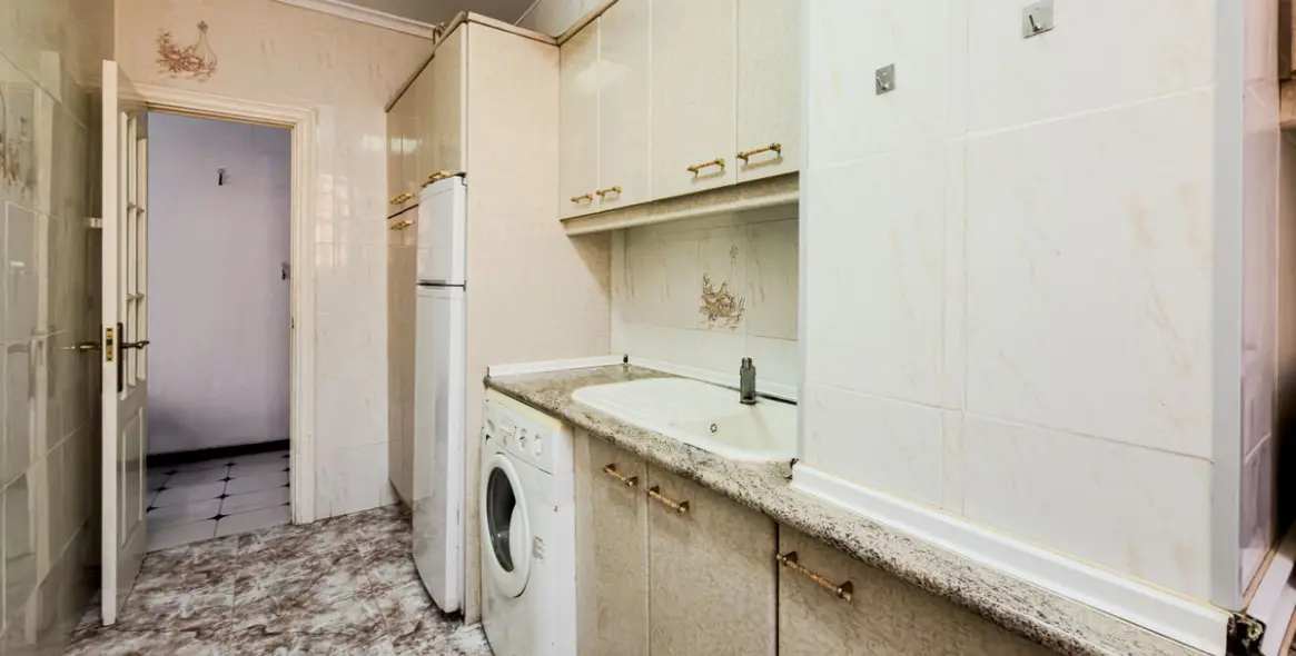 Sale of middle floor apartment in Fuengirola 5