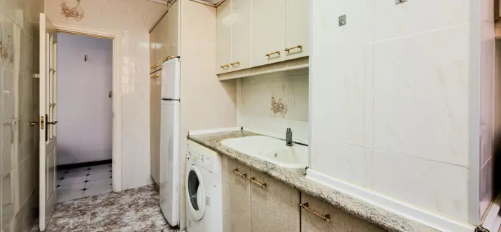 Sale of middle floor apartment in Fuengirola 4