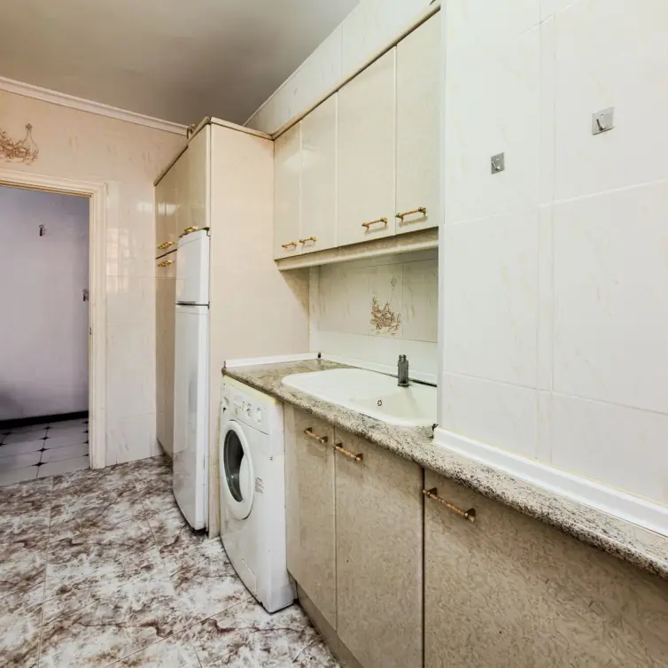 Sale of middle floor apartment in Fuengirola