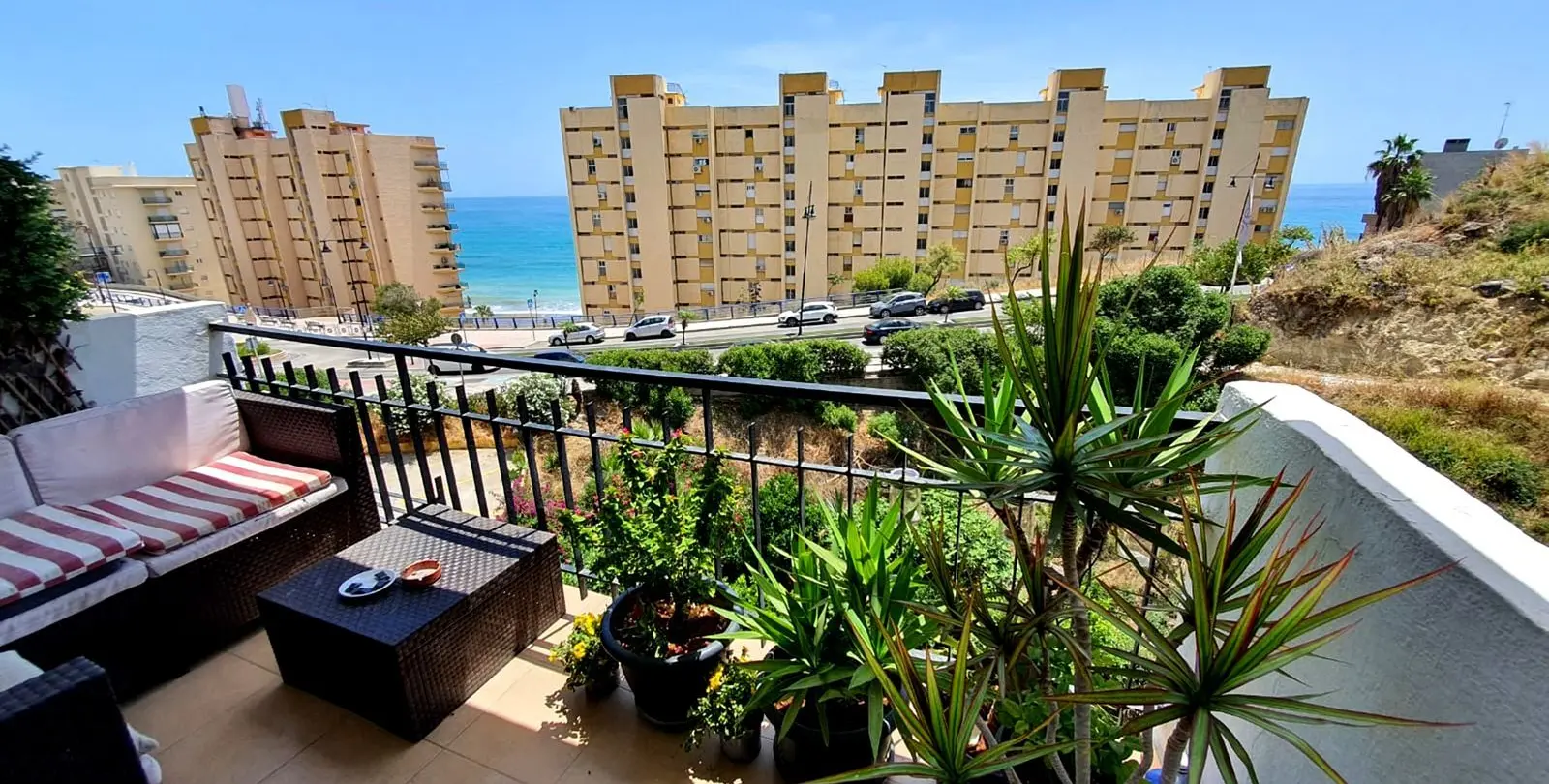 Venta de apartamento en planta media en Carvajal 1