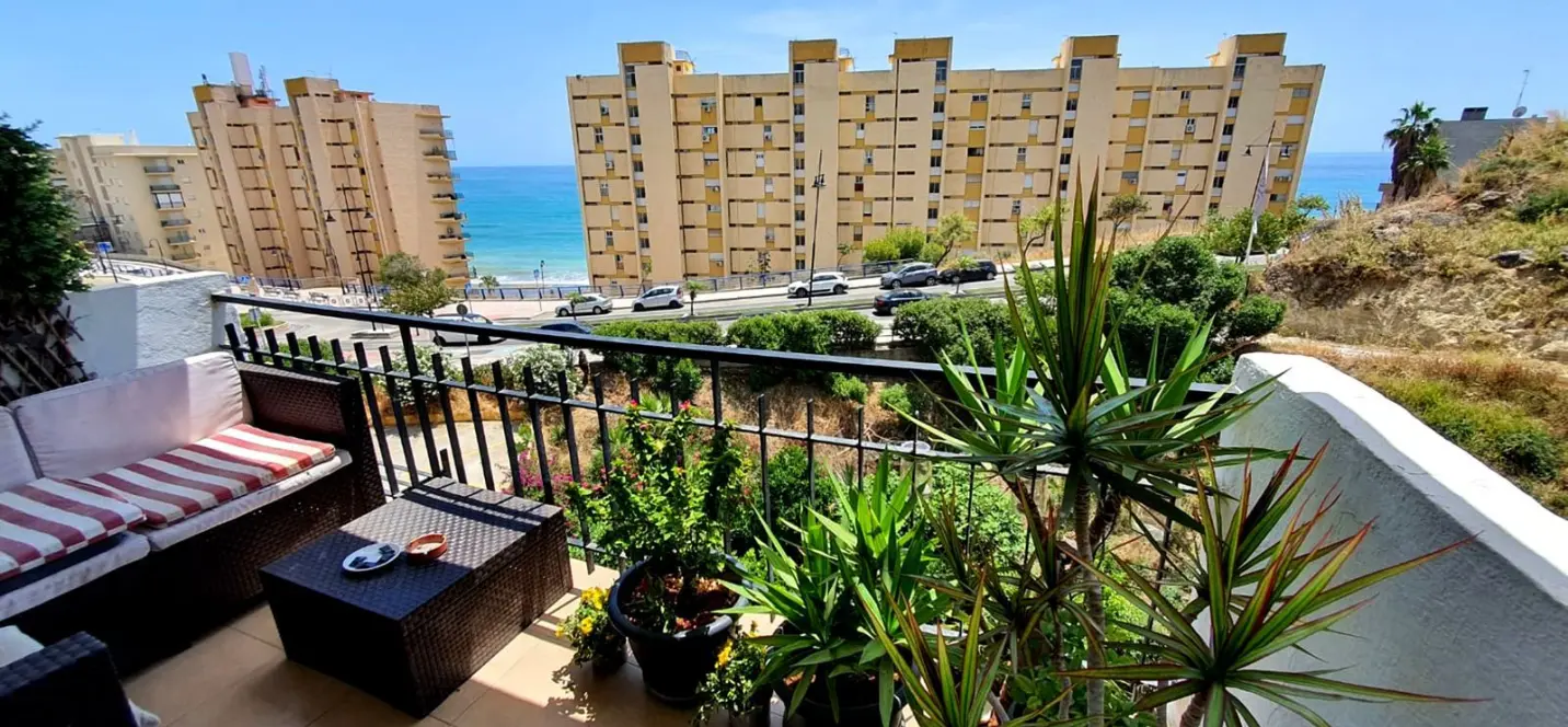 Venta de apartamento en planta media en Carvajal 0