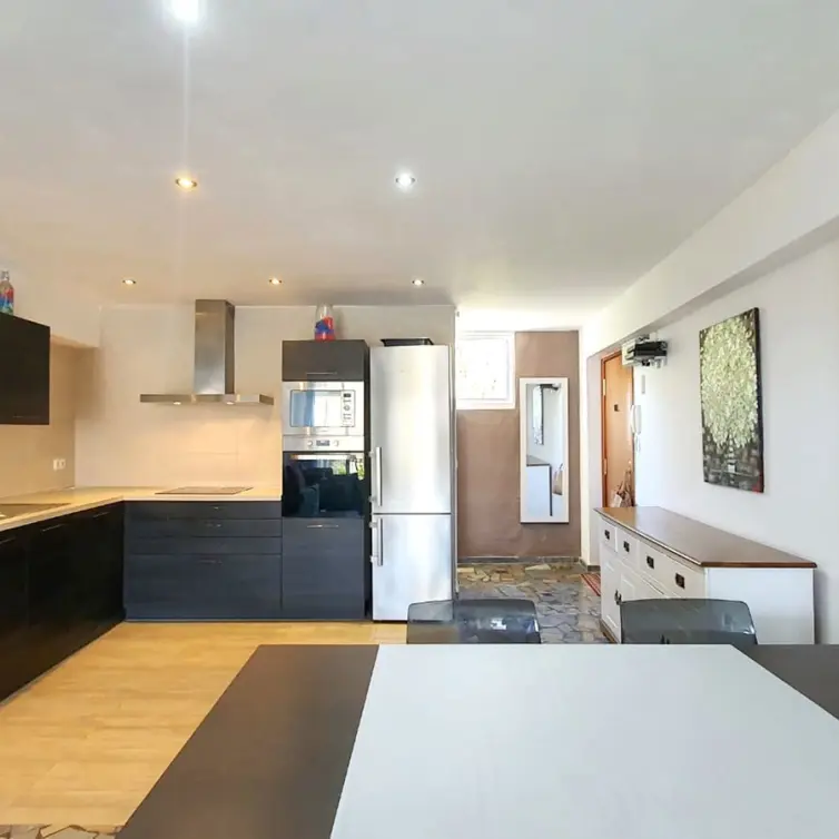 Venta de apartamento en planta media en Carvajal