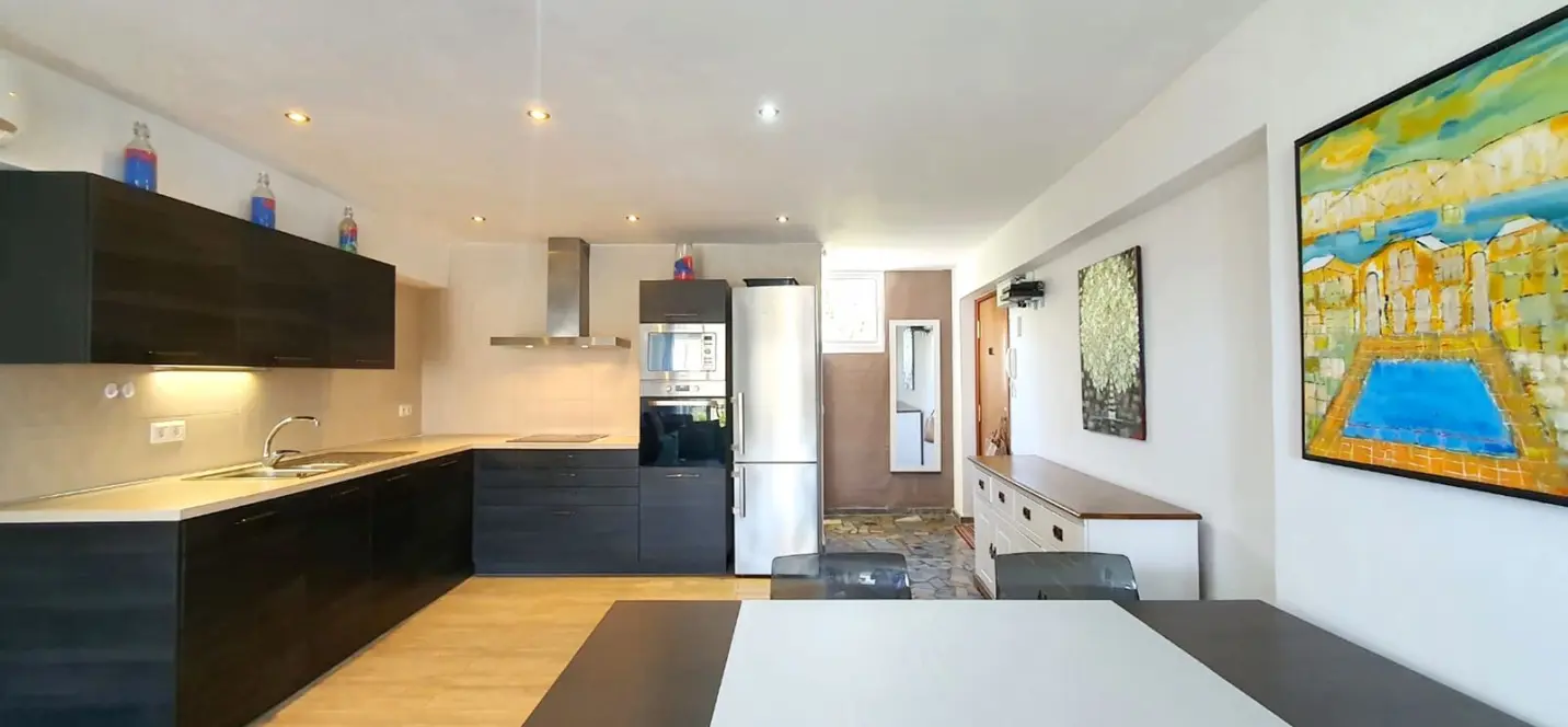 Venta de apartamento en planta media en Carvajal 1